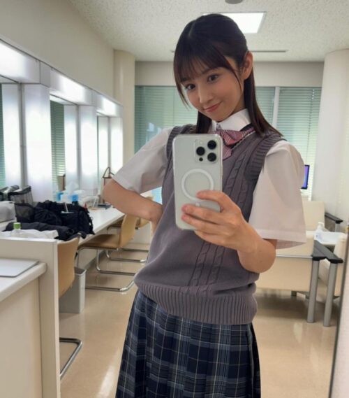 【画像】小倉優子(43)「閉経したけど学生服着てみた」