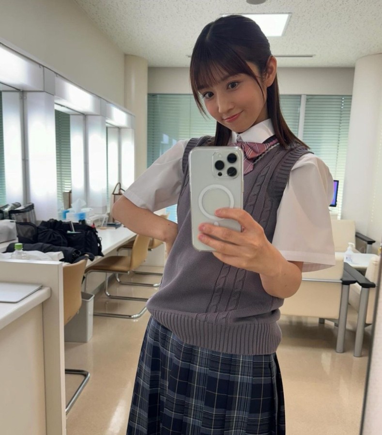【画像】小倉優子(43)「閉経したけど学生服着てみた」