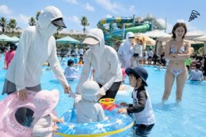 【悲報画像】子連れプールのママさん、エロさがなくなり終わってしまう…