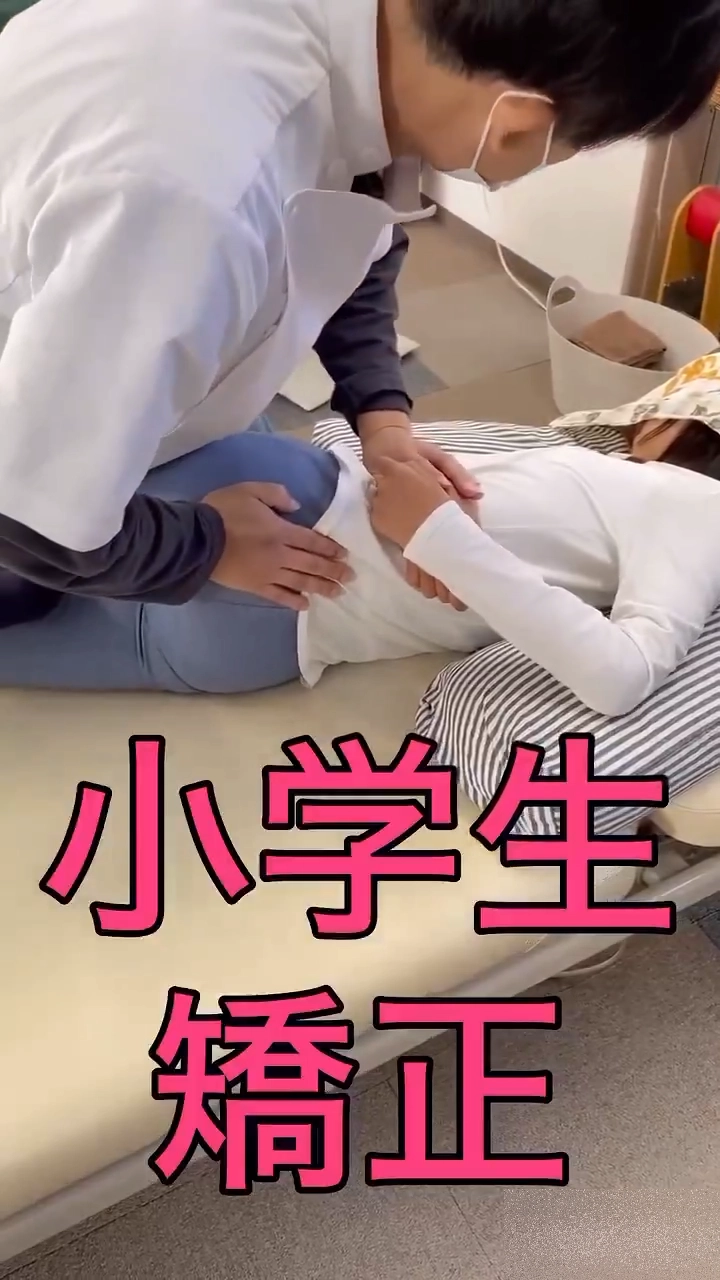 【動画】整体師さん、完全に女子小学生の臀部を触ってしまうｗｗｗ