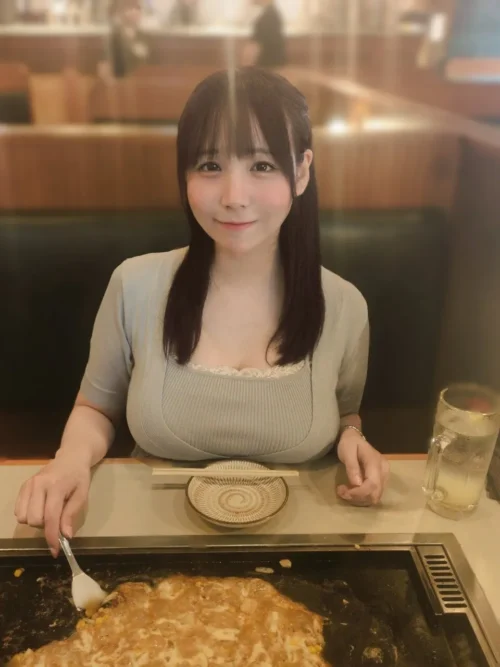 【画像】めちゃくちゃおっぱいアピールしてくる地方女子アナが発見される
